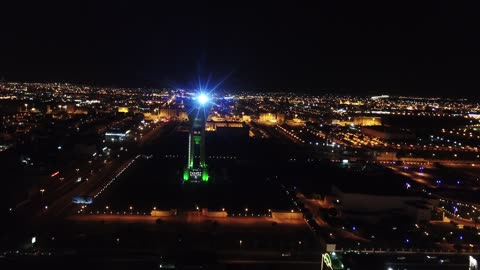 السياحة السعودية، معالم مدينة تبوك,  برج تبوك في السعودية, أحد أبرز المعالم المعمارية والسياحية في مدينة تبوك في المملكة العربية السعودية، تصوير درون جوية لبرج تبوك في وقت الليل، جمال السعودية, معلم سياحي في السعودية, يُستخدم قديماً لحفظ وتبريد المياه.