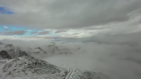 معالم حضارية سياحية في المملكة العربية السعودية،  تساقط الثلوج، منخفض جوي، أجواء شتوية، سلسلة جبال اللوز في منطقة تروجينا تكسوها الثلوج، تصوير درون جوي للتكوينات الصخرية في قرية بجدة نيوم غرب المملكة العربية السعودية، جبال منحوتة وتشكيلات جبلية في مدينة تبوك