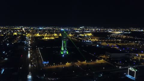السياحة السعودية، معالم مدينة تبوك,  برج تبوك في السعودية, أحد أبرز المعالم المعمارية والسياحية في مدينة تبوك في المملكة العربية السعودية، تصوير درون جوية لبرج تبوك في وقت الليل، جمال السعودية, معلم سياحي في السعودية, يُستخدم قديماً لحفظ وتبريد المياه.