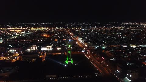 جمال السعودية, السياحة السعودية، معالم مدينة تبوك,  برج تبوك في السعودية, أحد أبرز المعالم المعمارية والسياحية في مدينة تبوك في المملكة العربية السعودية، تصوير درون جوية لبرج تبوك في وقت الليل، معلم سياحي في السعودية, يُستخدم قديماً لحفظ وتبريد المياه.