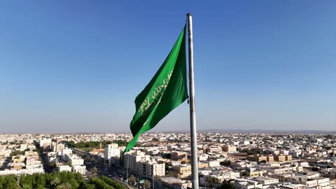 معالم تبوك السياحية الشهيرة، أطول سارية بالعالم في تبوك، اليوم الوطني السعودي، تصوير درون من الأعلى لأكبر سارية علم في مدينة تبوك بالمملكة العربية السعودية، الحركة المرورية، طرق وشوارع تبوك،  مجسم الشعار الرسمي للمملكة العربية السعودية على ميدان تبوك