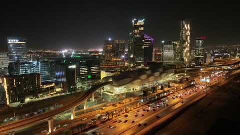 تصوير درون لمركز الملك عبد الله المالي ( كافد ) في مدينة الرياض بالمملكة العربي السعودية ، الأبراج المالية والاقتصادية والمنشأت المعمارية ، السياحة في السعودية ، إطلالة ليلية رائعة على مركز الملك عبدالله المالي بالرياض ، طرق وشوارع الرياض