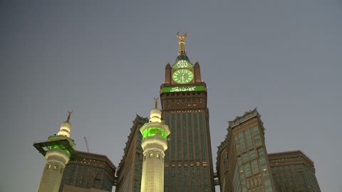 مناطق جذب واستقطاب المسلمين من جميع انحاء العالم، برج الساعة و أبينة معمارية حديثة, تصوير لمدينة مكة المكرمة في المملكة العربية السعودية, أداء مناسك الحج و العمرة، أماكن و معالم دينية اسلامية، الفن الهندسي المعماري على الطراز الحديث للفنادق