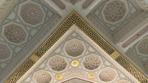 زخارف ونقوش في أسقف الحرم المكي، بيت الله الحرام بالقرب من باب الكعبة المشرفة في مكة المكرمة في المملكة العربية السعودية، الطواف حول الكعبة المشرفة، الحرم المكي الشريف، أداء مناسك الحج والعمرة، أماكن ومعالم دينية اسلامية مقدسة