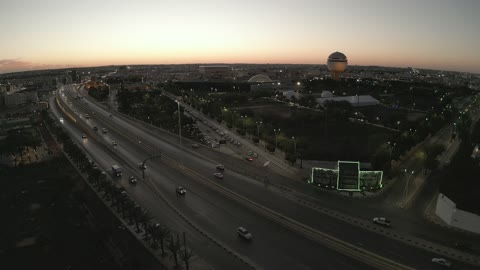 معالم وأماكن مشهورة في السعودية،تصوير درون لبرج مياه بريدة شمال مدينة بريدة في منطقة القصيم في المملكة العربية السعودية ، معالم مشهورة في السعودية ، الطرق و الشوارع المعبدة, حركة مرور السيارات