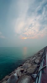 Coastal tourist spots with wide green spaces for recreation and entertainment, aerial photography of the waterfront of Dammam city, attention to the natural environment and trees in public areas to attract tourists to the Kingdom of Saudi Arabia, the architectural art of the Dammam Corniche.