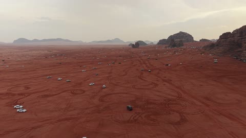 مناظر طبيعية للرمال الذهبية ، السيول والشلالات والأجواء الشتوية الباردة، القمم والمرتفعات الجبلية، التكوينات الصخرية في منطقة جدة شمال غرب المملكة العربية السعودية ، مشروع نيوم السياحي، معالم سياحية في المملكة العربية السعودية .