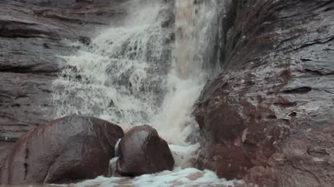 السيول والشلالات والأجواء الشتوية الباردة، القمم والمرتفعات الجبلية، التكوينات الصخرية في منطقة جدة شمال غرب المملكة العربية السعودية ، مشروع نيوم السياحي، مناظر طبيعية للرمال الذهبية ، معالم سياحية في المملكة العربية السعودية .