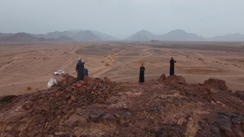 القمم والمرتفعات الجبلية، التكوينات الصخرية في منطقة جدة شمال غرب المملكة العربية السعودية ، مشروع نيوم السياحي، مناظر طبيعية للرمال الذهبية ، السيول والشلالات والأجواد الشتوي الباردة، معالم سياحية في المملكة العربية السعودية .