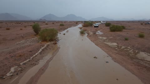 التكوينات الصخرية في منطقة جدة شمال غرب المملكة العربية السعودية ، مشروع نيوم السياحي، مناظر طبيعية للرمال الذهبية ، جبال ذات تشكيلات صخرية، السيول والشلالات والأجواد الشتوي الباردة، معالم سياحية في المملكة العربية السعودية .