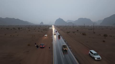 السيول والشلالات والأجواء الشتوية الباردة، القمم والمرتفعات الجبلية، التكوينات الصخرية في منطقة جدة شمال غرب المملكة العربية السعودية ، مشروع نيوم السياحي، مناظر طبيعية للرمال الذهبية ، معالم سياحية في المملكة العربية السعودية .