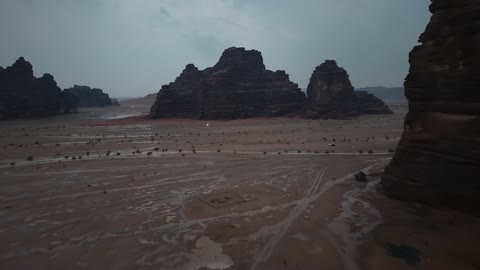 التكوينات الصخرية في منطقة جدة شمال غرب المملكة العربية السعودية ، مشروع نيوم السياحي، مناظر طبيعية للرمال الذهبية ، جبال ذات تشكيلات صخرية، السيول والشلالات والأجواد الشتوي الباردة، معالم سياحية في المملكة العربية السعودية .