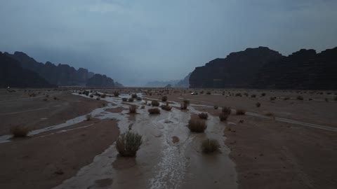 التكوينات الصخرية في منطقة جدة شمال غرب المملكة العربية السعودية ، مشروع نيوم السياحي، مناظر طبيعية للرمال الذهبية ، جبال ذات تشكيلات صخرية، السيول والشلالات والأجواد الشتوي الباردة، معالم سياحية في المملكة العربية السعودية .