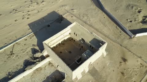 مكان ومعلم سياحي قديم، تصوير درون لقلعة ذات الحاج الأثرية التاريخية في قرية ذات الحاج، مركز حالة عمار في منطقة تبوك شمال غربي المملكة العربية السعودية، الفن الهندسي المعماري على الطراز القديم