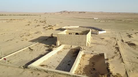 مكان ومعلم سياحي قديم، تصوير درون لقلعة ذات الحاج الأثرية التاريخية في قرية ذات الحاج، مركز حالة عمار في منطقة تبوك شمال غربي المملكة العربية السعودية، الفن الهندسي المعماري على الطراز القديم