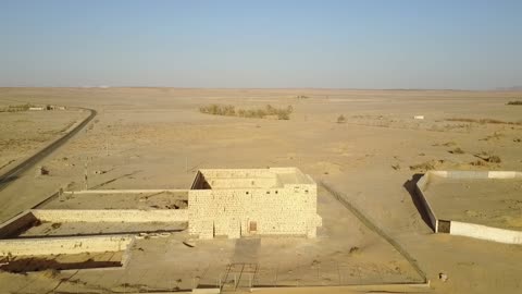 مكان ومعلم سياحي قديم، تصوير درون لقلعة ذات الحاج الأثرية التاريخية في قرية ذات الحاج، مركز حالة عمار في منطقة تبوك شمال غربي المملكة العربية السعودية، الفن الهندسي المعماري على الطراز القديم