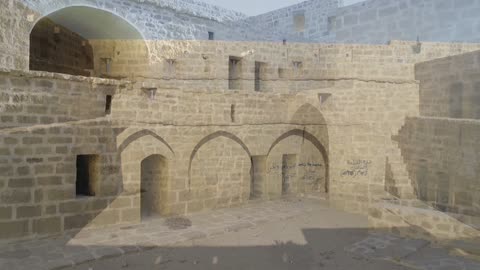 مكان ومعلم سياحي قديم، تصوير درون لقلعة ذات الحاج الأثرية التاريخية في قرية ذات الحاج، مركز حالة عمار في منطقة تبوك شمال غربي المملكة العربية السعودية، الفن الهندسي المعماري على الطراز القديم