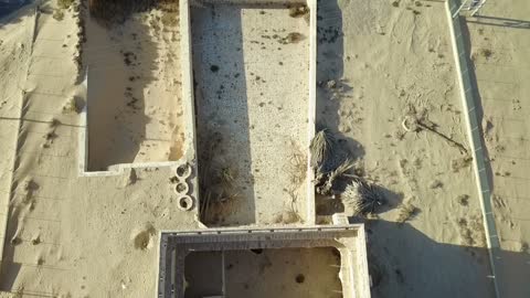 مكان ومعلم سياحي قديم، تصوير درون لقلعة ذات الحاج الأثرية التاريخية في قرية ذات الحاج، مركز حالة عمار في منطقة تبوك شمال غربي المملكة العربية السعودية، الفن الهندسي المعماري على الطراز القديم