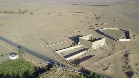 مكان ومعلم سياحي قديم، تصوير درون لقلعة ذات الحاج الأثرية التاريخية في قرية ذات الحاج، مركز حالة عمار في منطقة تبوك شمال غربي المملكة العربية السعودية، الفن الهندسي المعماري على الطراز القديم