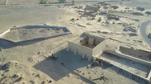 مكان ومعلم سياحي قديم، تصوير درون لقلعة ذات الحاج الأثرية التاريخية في قرية ذات الحاج، مركز حالة عمار في منطقة تبوك شمال غربي المملكة العربية السعودية، الفن الهندسي المعماري على الطراز القديم