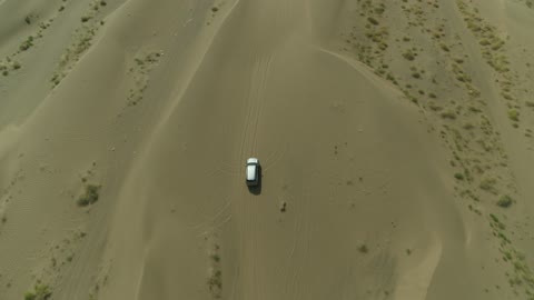 الأنشطة الترفيهية لقيادة السيارات في المناطق الصحراوية، مغامرة سفاري على الكثبان الرملية في المملكة العربية السعودية, تصوير درون لسيارة ايسوزو ذات الدفع الرباعي الجبلية على رمال الصحراء الذهبية , التلال الرملية والتشكيلات والتكوينات الصخرية في الصحارى العربية