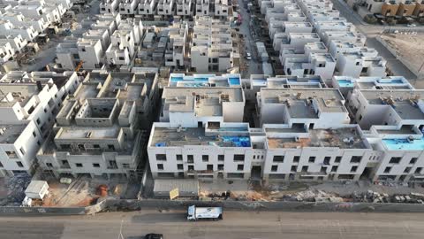 الفن الهندسي المعماري على الطراز الحديث في المملكة العربية السعودية، مجمعات فلل ومنازل راقية، تصوير درون لحي النرجس الراقي والمتميز في شمال مدينة الرياض، موقع استراتيجي متميز وحيوي