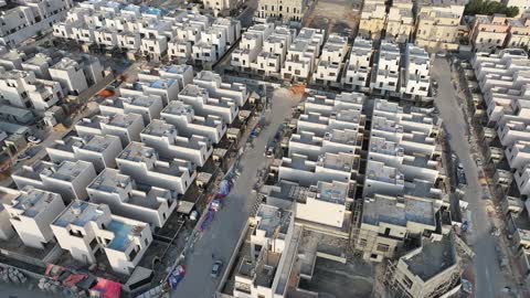 الفن الهندسي المعماري على الطراز الحديث في المملكة العربية السعودية، مجمعات فلل ومنازل راقية، تصوير درون لحي النرجس الراقي والمتميز في شمال مدينة الرياض، موقع استراتيجي متميز وحيوي