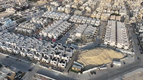 الفن الهندسي المعماري على الطراز الحديث في المملكة العربية السعودية، مجمعات فلل ومنازل راقية، تصوير درون لحي النرجس الراقي والمتميز في شمال مدينة الرياض، موقع استراتيجي متميز وحيوي