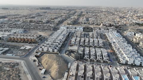 الفن الهندسي المعماري على الطراز الحديث في المملكة العربية السعودية، مجمعات فلل ومنازل راقية، تصوير درون لحي النرجس الراقي والمتميز في شمال مدينة الرياض، موقع استراتيجي متميز وحيوي