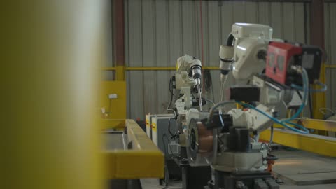 الاعتماد على التقنيات الحديثة والمتطورة في المملكة العربية السعودية، هندسات ومعدات صناعية، روبوت لحام صناعي على الطراز المتطور يقوم بالعمل في مصنع، روبوتات حديثة تساعد على زيادة الكفاءة والسرعة والدقة في خطوط الإنتاج