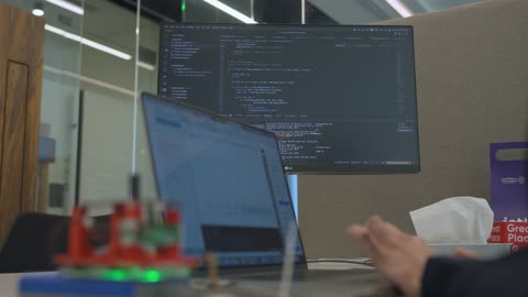 روبوت و نموذج أولي إلكتروني مصغر لشيء ما، موظفة عربية خليجية سعودية تقوم بالعمل عبر اللابتوب المحمول في شركة، جلسة برمجة و اختبار و تصميم بمساعدة الكمبيوتر، مهن ووظائف في شركات المملكة العربية السعودية