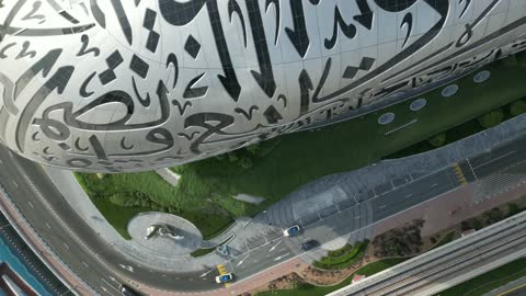 الفن الهندسي المعماري للشوارع  في الإمارات العربيه المتحده، الاهتمام بزراعة الأشجار والمساحات الواسعة، رؤيه مستقبليه إماراتية 2031، تصوير درون لمتحف المستقبل في إمارة دبي، التصاميم المتميزة للأبراج وناطحات السحاب على الطراز الحديث، تحسين وتطوير البنية التحتية