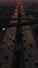 الطرقات والشوارع المعبدة في مدينة الرياض في وقت غروب الشمس، حركة مرور السيارات في المملكة العربية السعودية، وسائل النقل والمواصلات