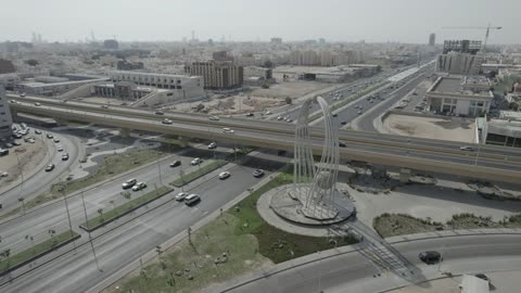 حركة مرور السيارات في الطرق والشوارع المعبدة في المملكة العربية السعودية، تصوير درون لتقاطع شارع الأمير ماجد (السبعين) في مدينة جدة، الاماكن السكنية في وقت النهار