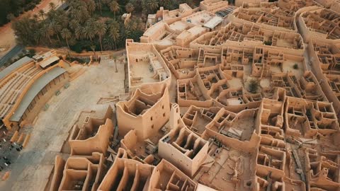 متحف ومعلم ثقافي سياحي تاريخي سعودي مشهور، متاحف الدرعية القديمة  في مدينة الرياض بالمملكة العربية السعودية، حي الطريف التاريخي المضاء في وقت الليل، فن العمارة الهندسيه التقليديه من الطوب الطيني, القرية التاريخية التراثية والمباني الاثرية