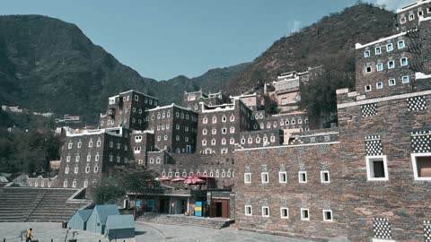 جذب واستقطاب السياح من أنحاء العالم, الفن الهندسي المعماري على الطراز القديم, قرية رجال ألمع التراثية في منطقة عسير في النهار, المباني والبيوت الأثرية التاريخية القديمة, المعالم والأماكن السياحية المشهورة في المملكة العربية السعودية