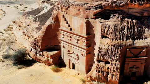 The tomb of Hayyan bin Kuza, rock formations in desert areas, historical natural sites, ancient archaeological landmarks in the Kingdom of Saudi Arabia, attracting and drawing tourists from all over the world, the Al-Farid Palace in Madain Saleh in Al-Ula Governorate.