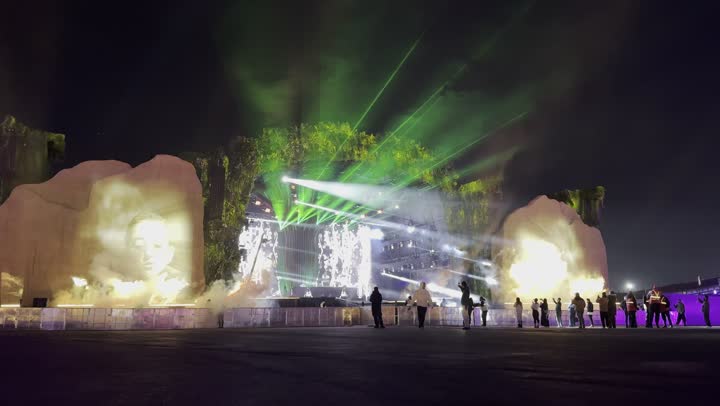 مهرجان غنائي  موسيقي عالمي حديث في ١٣ ديسمبر ٢٠٢٥ في المملكه العربيه السعوديه ، تصوير لشاشة بروجيكنور الكترونية مضيئه في منطقة احتفالات الميدل بيست في بانبان بمدينة الرياض، التسليه والترفيه  للشعب السعودي في موسم الرياض