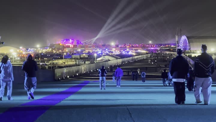 مهرجان ساوندستورم ميدل بيست في منطقة بنبان في مدينة الرياض، أجواء ليلية في منطقة الأنشطة الخارجية ، ١٣ ديسمبر ٢٠٢٥  في المملكه العربيه السعوديه ،إضاءة زرقاء قوية تمتد على المسار المفتوح، زوار يتجولون وسط أجواء ممتعة ومليئة بالتسلية والترفيه، تجربة عائلية وشبابية ممتعة ضمن فعاليات موسم الرياض