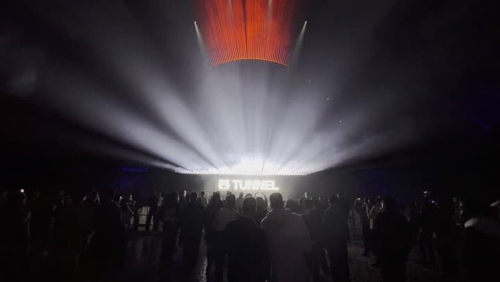 فعالية موسم الرياض ، مهرجان ساوندستورم ميدل بيست في منطقة بانبان بمدينة الرياض، ١٣ ديسمبر ٢٠٢٥ في المملكه العربيه السعوديه، احتفال عالمي للموسيقى والفن في تصوير مقرب لمنصة العرض الموسيقي ،تجربه فنيه موسيقيه حديثه ترفيهيه.