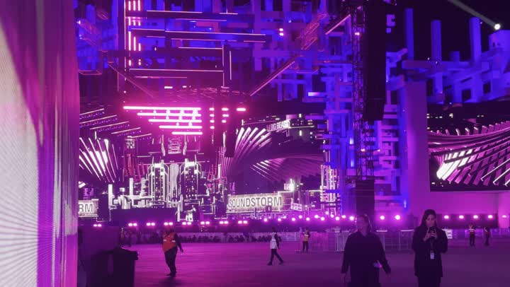 أجواء ليلية في منطقة الأنشطة الخارجية ، مهرجان ساوندستورم ميدل بيست في منطقة بنبان في مدينة الرياض،  ١٣ ديسمبر ٢٠٢٥  في المملكه العربيه السعوديه ،إضاءة زرقاء قوية تمتد على المسار المفتوح، زوار يتجولون وسط أجواء ممتعة ومليئة بالتسلية والترفيه، تجربة عائلية وشبابية ممتعة ضمن فعاليات موسم الرياض