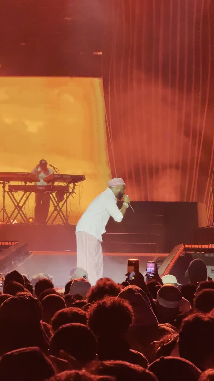 مهرجان ساوندستورم ميدل بيست في منطقة بانبان بمدينة الرياض، ١٣ ديسمبر ٢٠٢٥ في المملكه العربيه السعوديه، احتفال غنائي عالمي للموسيقى والفن ، تصوير لفرقة الساوند ستورم على منصة العرض الموسيقي ، فعالية موسم الرياض ، تجربه فنيه موسيقيه حديثه ترفيهيه.