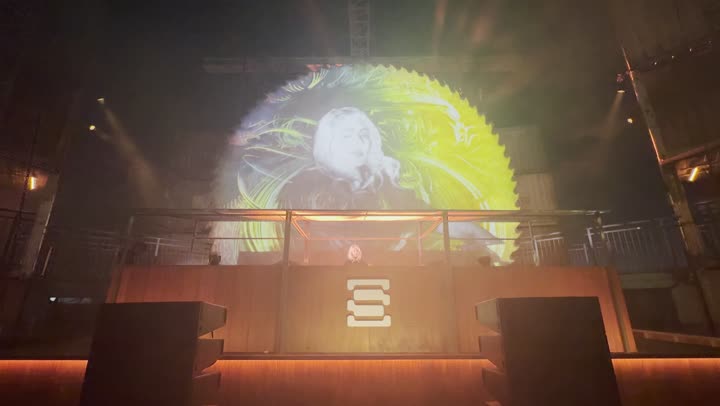 فعالية موسم الرياض ، مهرجان ساوندستورم ميدل بيست في منطقة بانبان بمدينة الرياض، ١٣ ديسمبر ٢٠٢٥ في المملكه العربيه السعودية ، تصوير لفنان الدي جي يقوم باحياء الحفل الغنائي العالمي للموسيقى والفن ، شاشة بروجيكتور الكترونية ،تجربه فنيه موسيقيه حديثه ترفيهيه.