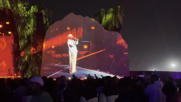 مهرجان غنائي موسيقي عالمي حديث في ١٣ ديسمبر ٢٠٢٥ في المملكه العربيه السعوديه ، تصوير لشاشة بروجيكنور الكترونية مضيئه في منطقة احتفالات الميدل بيست في بانبان بمدينة الرياض، التسليه والترفيه للشعب السعودي في موسم الرياض