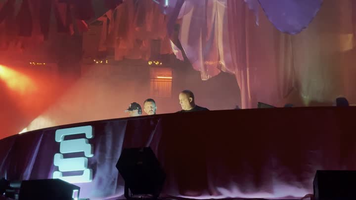 فعالية موسم الرياض ، مهرجان ساوندستورم ميدل بيست في منطقة بانبان بمدينة الرياض، ١٣ ديسمبر ٢٠٢٥ في المملكه العربيه السعودية ، تصوير لفناني الدي جي يقومون باحياء الحفل الغنائي العالمي للموسيقى والفن ، تجربه فنيه موسيقيه حديثه ترفيهيه.