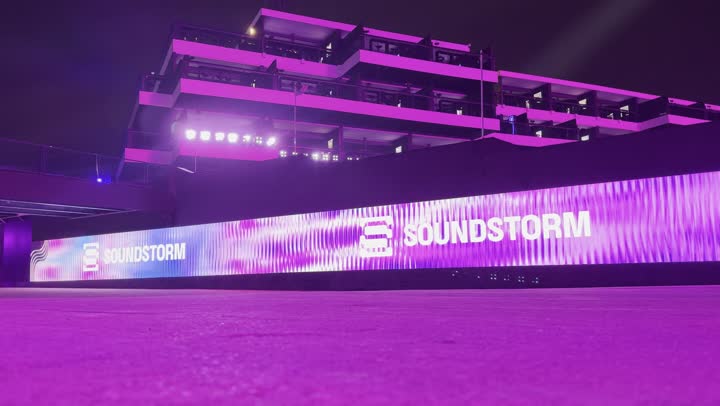 ١٣ ديسمبر ٢٠٢٥  في المملكه العربيه السعوديه ، أجواء ليلية في منطقة الأنشطة الخارجية ، مهرجان ساوندستورم ميدل بيست في منطقة بنبان في مدينة الرياض،إضاءة بنفسجية قوية تمتد على المسار المفتوح، زوار يتجولون وسط أجواء ممتعة ومليئة بالتسلية والترفيه، تجربة عائلية وشبابية ممتعة ضمن فعاليات موسم الرياض