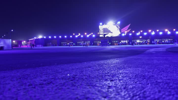 زوار يتجولون وسط أجواء ممتعة ومليئة بالتسلية والترفيه،أجواء ليلية في منطقة الأنشطة الخارجية ، مهرجان ساوندستورم ميدل بيست في منطقة بنبان في مدينة الرياض،  ١٣ ديسمبر ٢٠٢٥  في المملكه العربيه السعوديه ،إضاءة زرقاء قوية تمتد على المسار المفتوح، تجربة عائلية وشبابية ممتعة ضمن فعاليات موسم الرياض