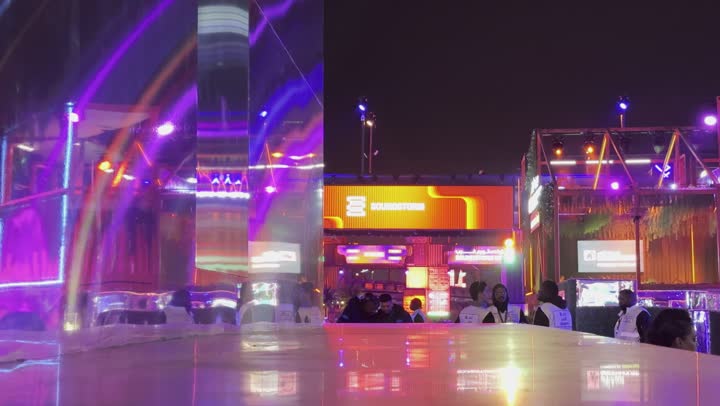 فعالية موسم الرياض ، مهرجان ساوندستورم ميدل بيست في منطقة بانبان بمدينة الرياض، ١٣ ديسمبر ٢٠٢٥ في المملكه العربيه السعوديه، احتفال عالمي للموسيقى والفن في تصوير مقرب لمنصة العرض الموسيقي ،تجربه فنيه موسيقيه حديثه ترفيهيه.