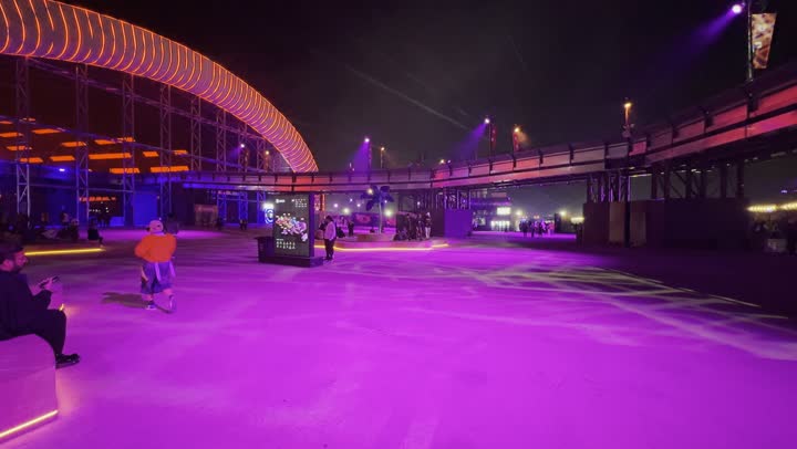 مهرجان ساوندستورم ميدل بيست في منطقة بنبان في مدينة الرياض، ١٣ ديسمبر ٢٠٢٥ في المملكه العربيه السعوديه ، أجواء ليلية في منطقة الأنشطة الخارجية ، إضاءة بنفسجية قوية تمتد على المسار المفتوح، زوار يتجولون وسط أجواء مليئة بالتسلية والترفيه، تجربة عائلية وشبابية ممتعة ضمن فعاليات موسم الرياض