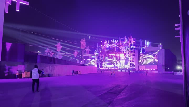 فعاليات موسم الرياض، أجواء ليلية في منطقة الأنشطة الخارجية ، مهرجان ساوندستورم ميدل بيست في منطقة بنبان في مدينة الرياض، ١٣ ديسمبر ٢٠٢٥ في المملكه العربيه السعوديه ،إضاءة بنفسجية قوية تمتد على المسار المفتوح، زوار يتجولون وسط أجواء ممتعة ومليئة بالتسلية والترفيه، تجربة عائلية وشبابية ممتعة